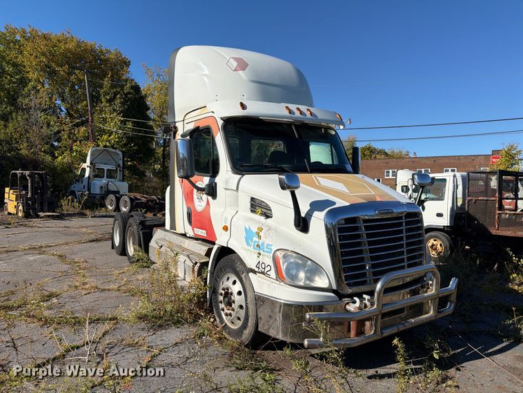 image for item FG3053 2016 Freightliner Cascadia semi truck