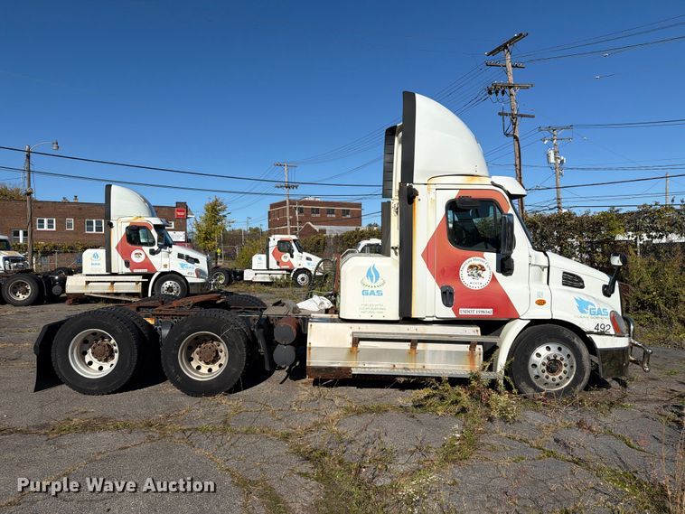 image for item FG3053 2016 Freightliner Cascadia semi truck