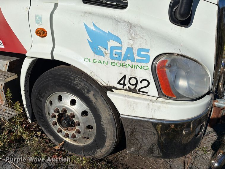 image for item FG3053 2016 Freightliner Cascadia semi truck