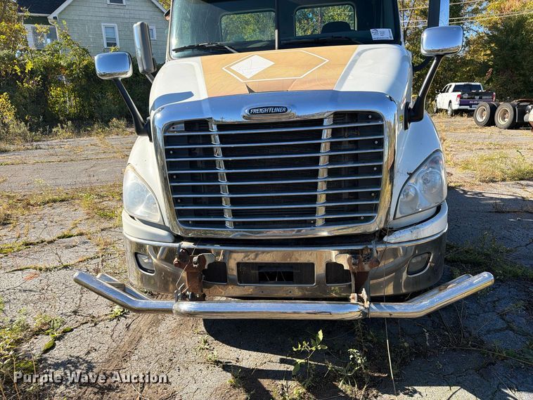 image for item FG3053 2016 Freightliner Cascadia semi truck