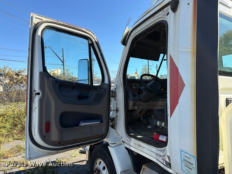 image for item FG3053 2016 Freightliner Cascadia semi truck