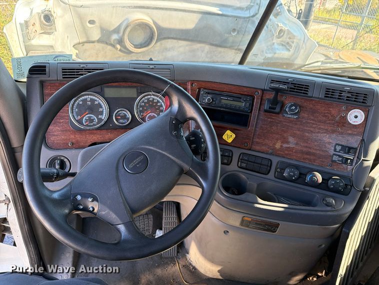 image for item FG3053 2016 Freightliner Cascadia semi truck
