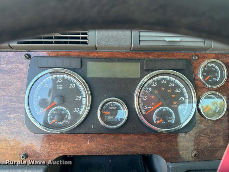 image for item FG3053 2016 Freightliner Cascadia semi truck