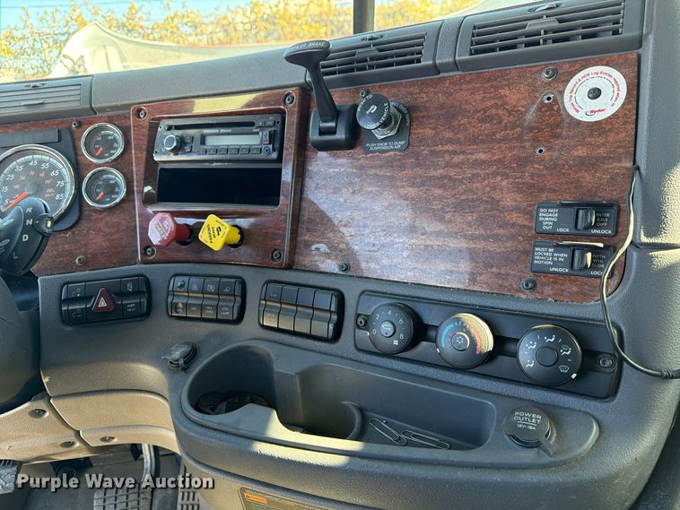 image for item FG3053 2016 Freightliner Cascadia semi truck