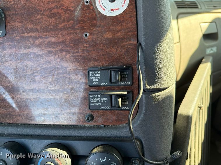 image for item FG3053 2016 Freightliner Cascadia semi truck