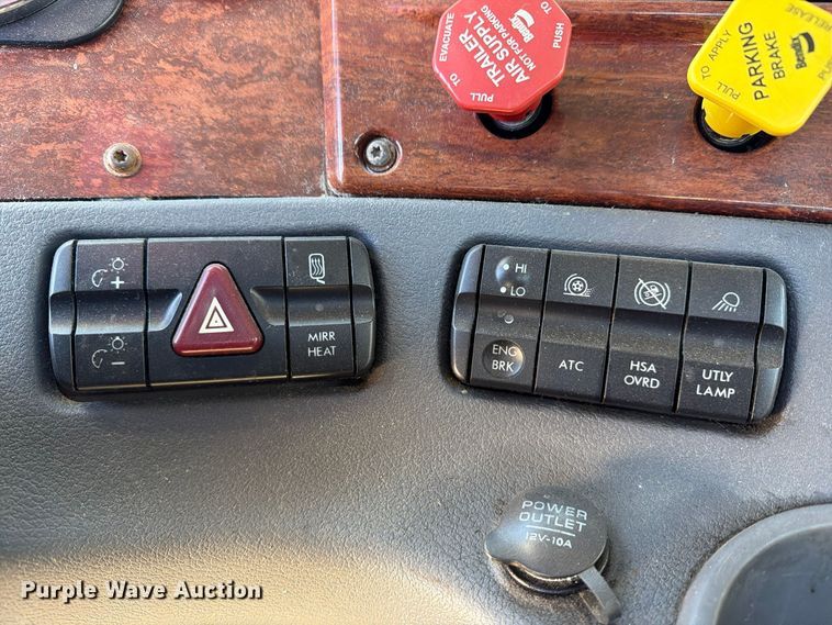 image for item FG3053 2016 Freightliner Cascadia semi truck