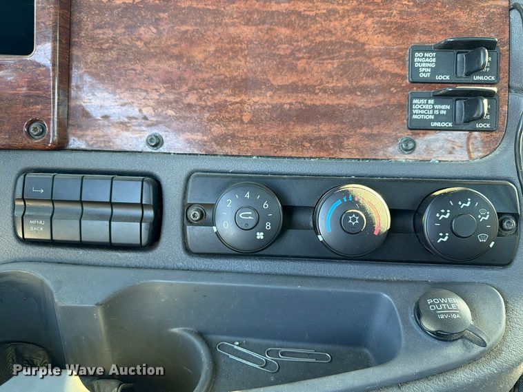 image for item FG3053 2016 Freightliner Cascadia semi truck