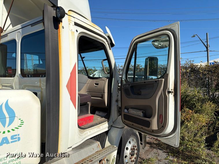 image for item FG3053 2016 Freightliner Cascadia semi truck