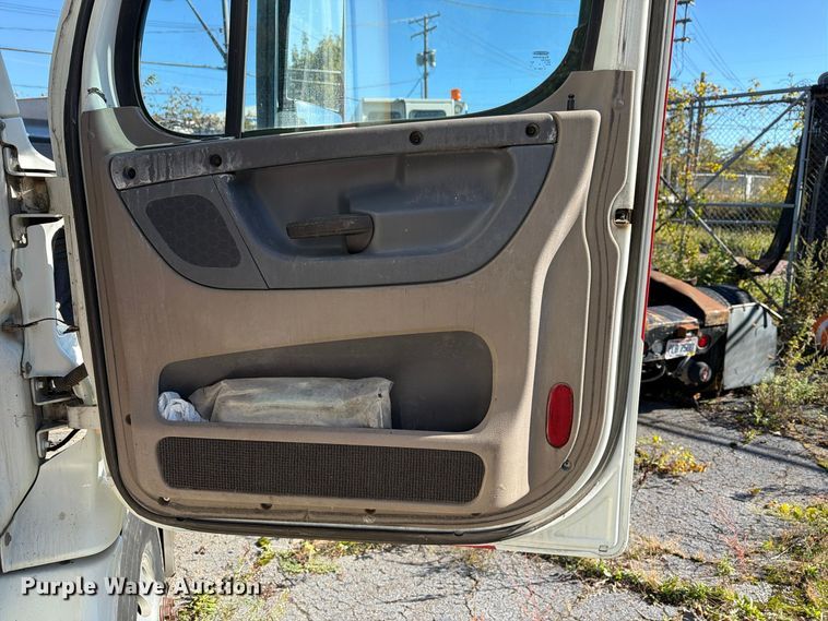 image for item FG3053 2016 Freightliner Cascadia semi truck