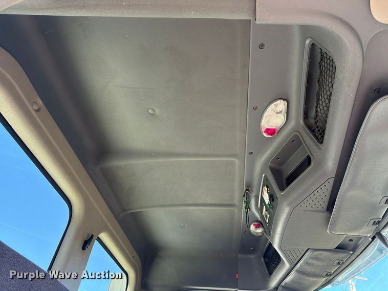 image for item FG3053 2016 Freightliner Cascadia semi truck