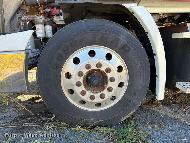 image for item FG3053 2016 Freightliner Cascadia semi truck
