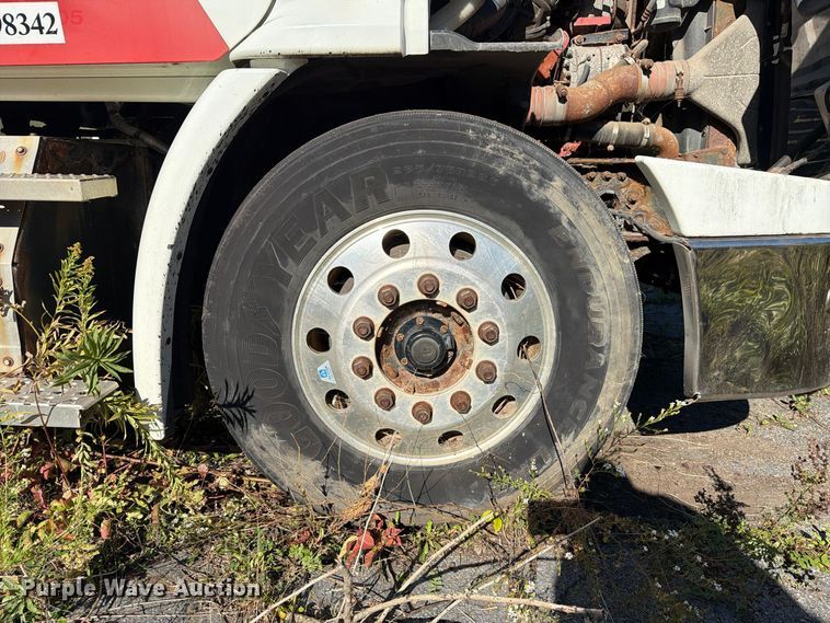 image for item FG3053 2016 Freightliner Cascadia semi truck