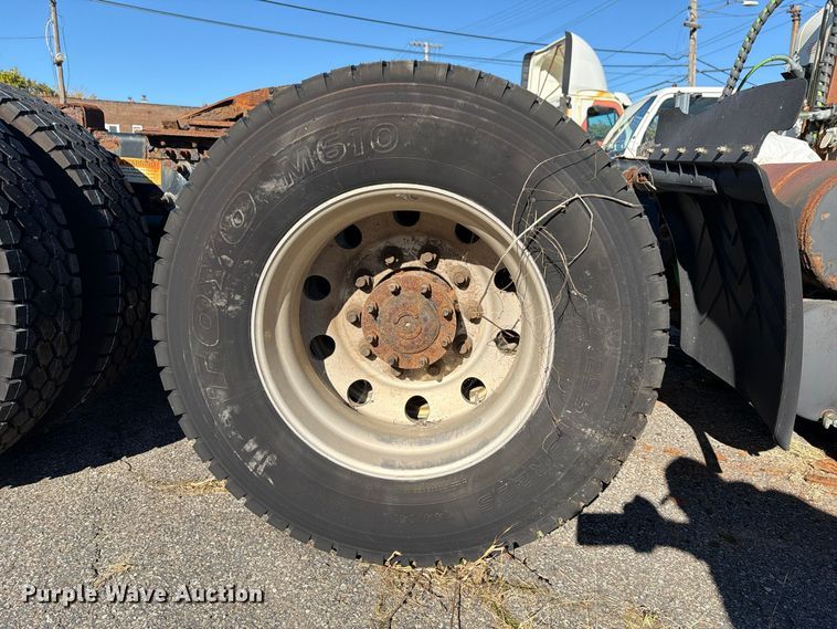 image for item FG3053 2016 Freightliner Cascadia semi truck