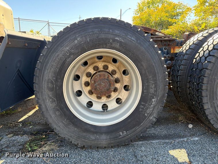 image for item FG3053 2016 Freightliner Cascadia semi truck