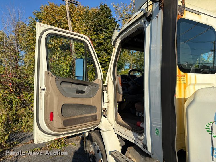 image for item FG3054 2016 Freightliner Cascadia semi truck