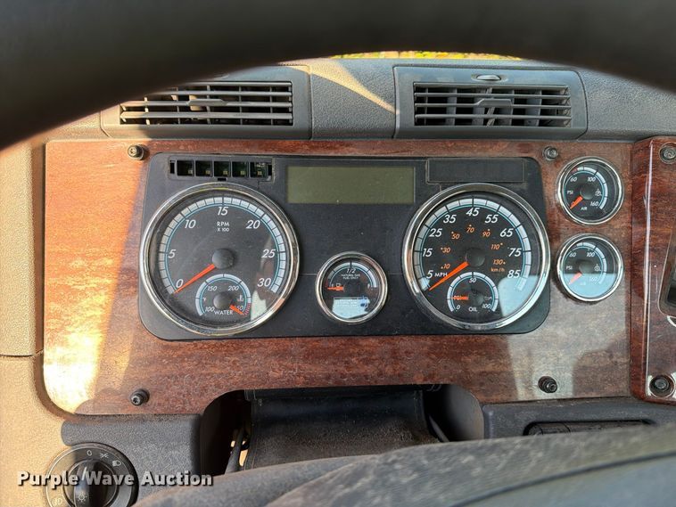 image for item FG3054 2016 Freightliner Cascadia semi truck