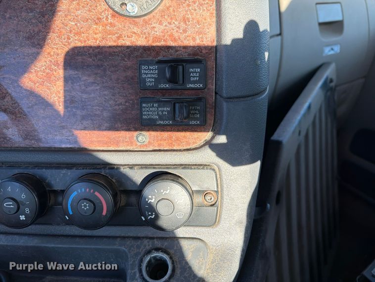 image for item FG3054 2016 Freightliner Cascadia semi truck