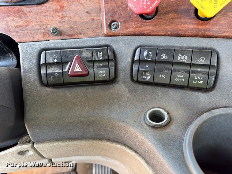 image for item FG3054 2016 Freightliner Cascadia semi truck