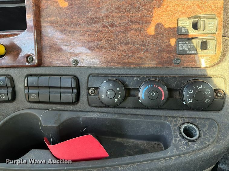 image for item FG3054 2016 Freightliner Cascadia semi truck