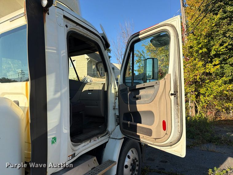 image for item FG3054 2016 Freightliner Cascadia semi truck