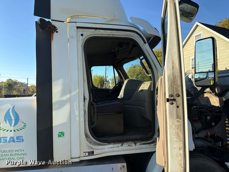 image for item FG3054 2016 Freightliner Cascadia semi truck