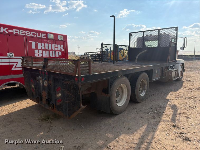 image for item FI0376 2002 Freightliner FLD120 flatbed truck
