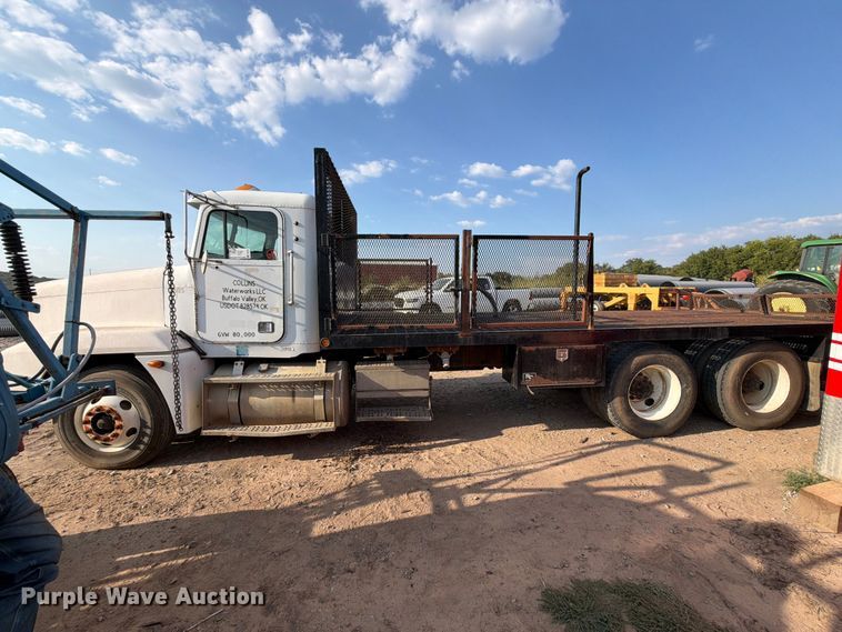 image for item FI0376 2002 Freightliner FLD120 flatbed truck
