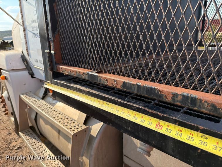 image for item FI0376 2002 Freightliner FLD120 flatbed truck