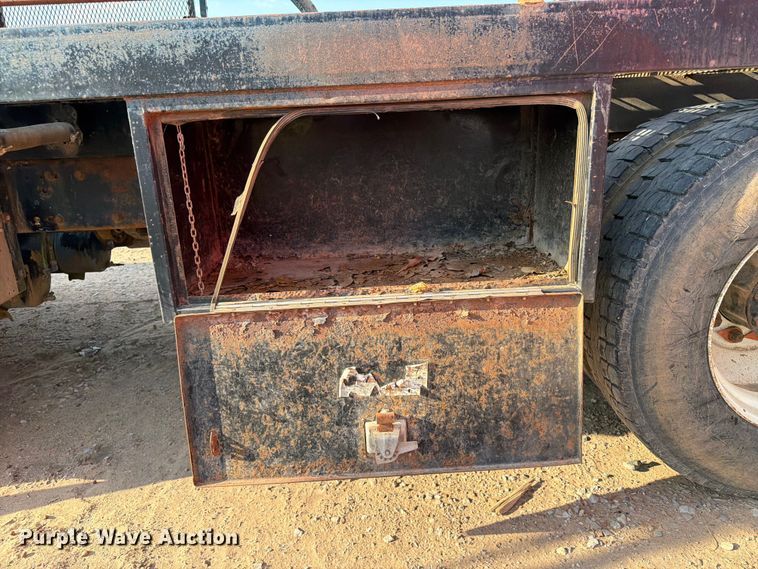 image for item FI0376 2002 Freightliner FLD120 flatbed truck