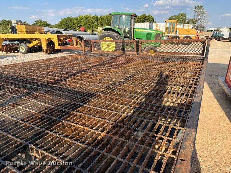 image for item FI0376 2002 Freightliner FLD120 flatbed truck