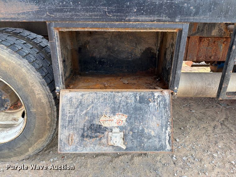 image for item FI0376 2002 Freightliner FLD120 flatbed truck