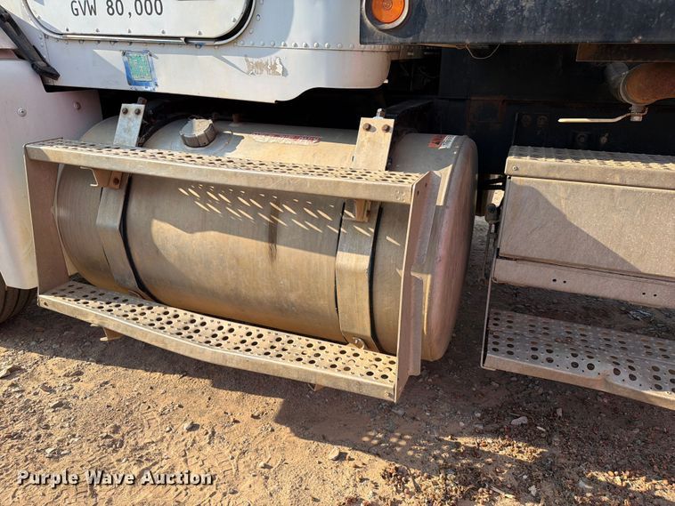image for item FI0376 2002 Freightliner FLD120 flatbed truck