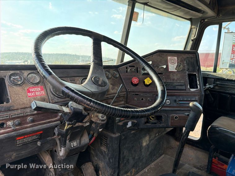 image for item FI0376 2002 Freightliner FLD120 flatbed truck