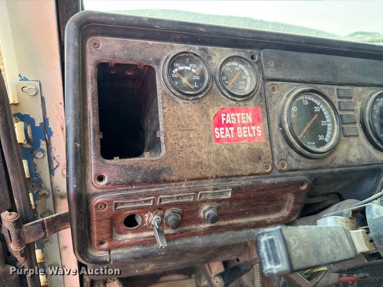 image for item FI0376 2002 Freightliner FLD120 flatbed truck