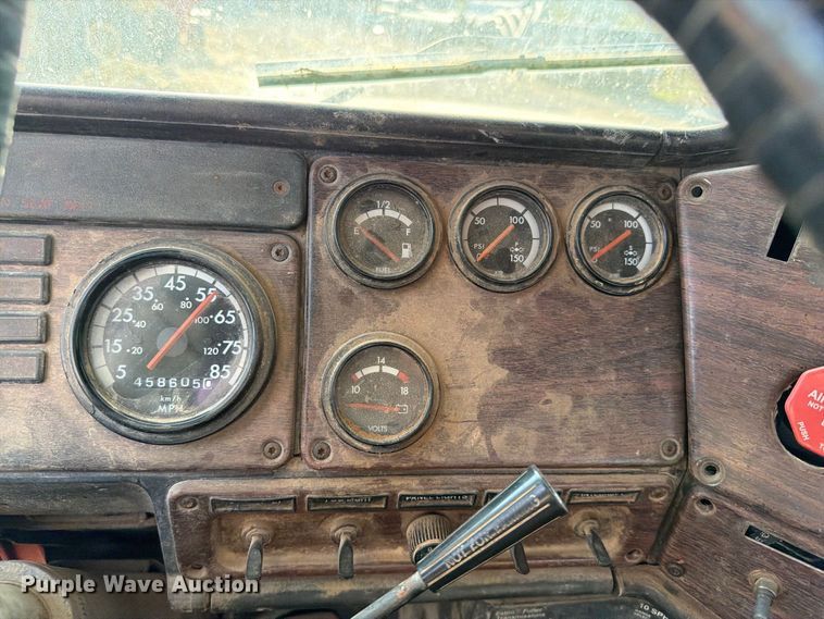 image for item FI0376 2002 Freightliner FLD120 flatbed truck