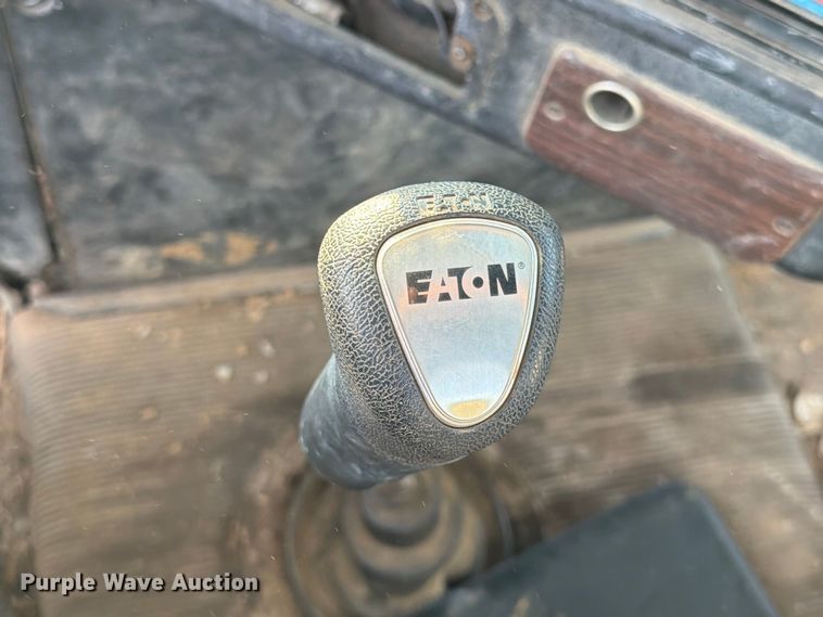 image for item FI0376 2002 Freightliner FLD120 flatbed truck