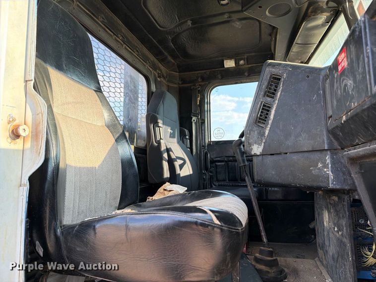 image for item FI0376 2002 Freightliner FLD120 flatbed truck