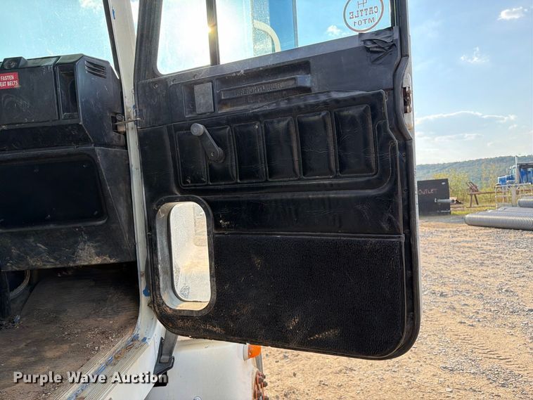 image for item FI0376 2002 Freightliner FLD120 flatbed truck