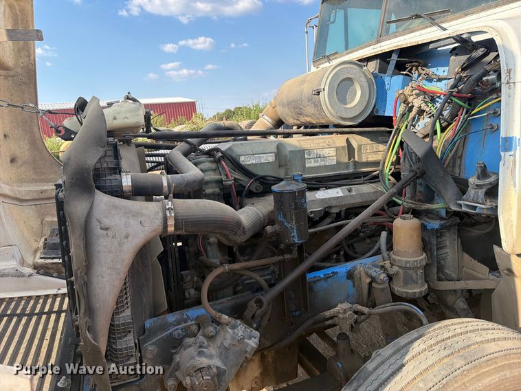 image for item FI0376 2002 Freightliner FLD120 flatbed truck