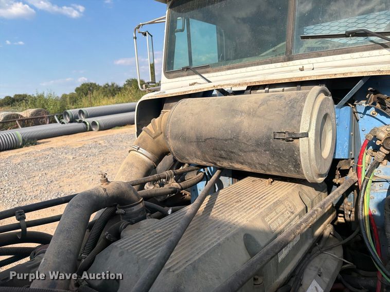 image for item FI0376 2002 Freightliner FLD120 flatbed truck