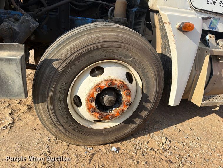 image for item FI0376 2002 Freightliner FLD120 flatbed truck