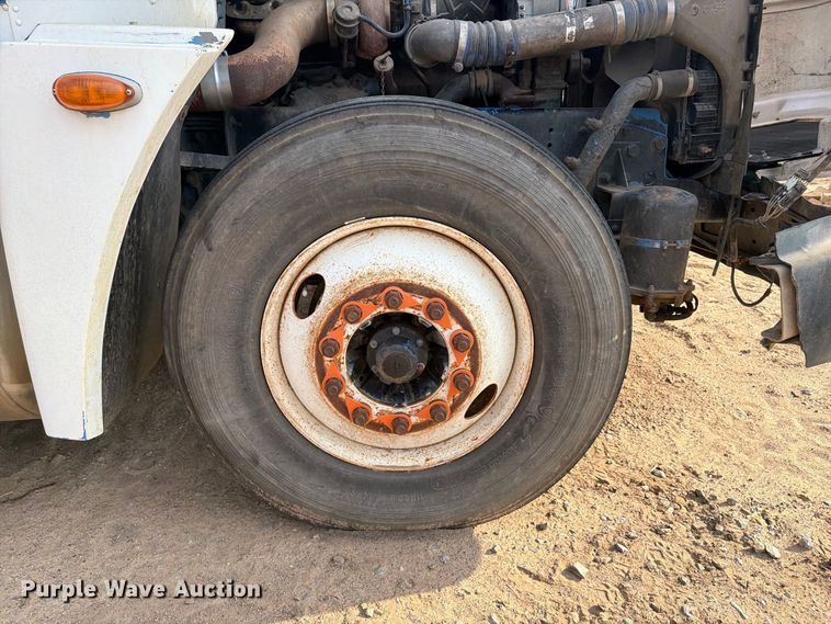 image for item FI0376 2002 Freightliner FLD120 flatbed truck