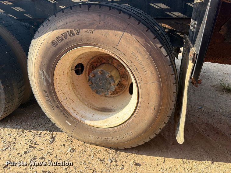 image for item FI0376 2002 Freightliner FLD120 flatbed truck