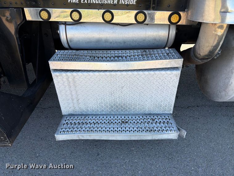 image for item FI2052 2003 Peterbilt 379 car carrier truck