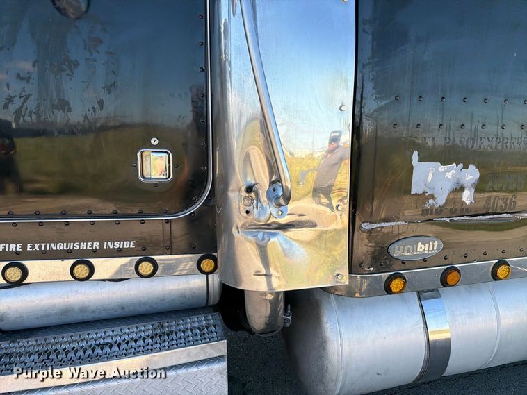 image for item FI2052 2003 Peterbilt 379 car carrier truck