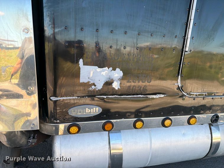 image for item FI2052 2003 Peterbilt 379 car carrier truck