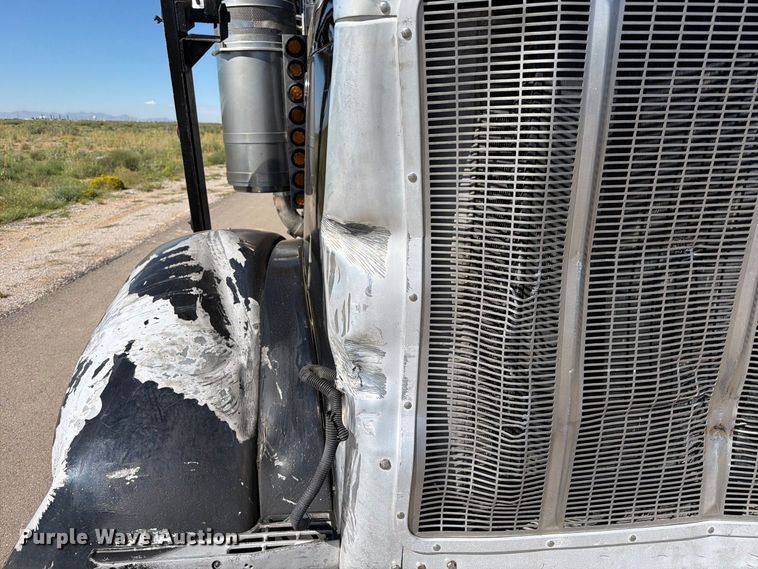 image for item FI2052 2003 Peterbilt 379 car carrier truck
