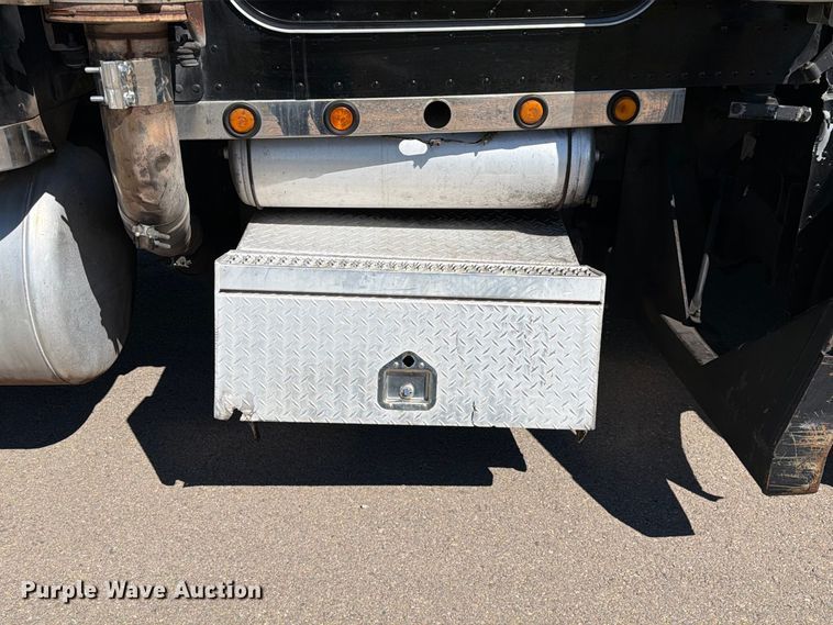image for item FI2052 2003 Peterbilt 379 car carrier truck