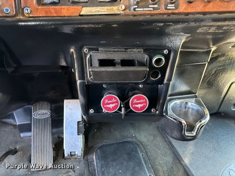 image for item FI2052 2003 Peterbilt 379 car carrier truck