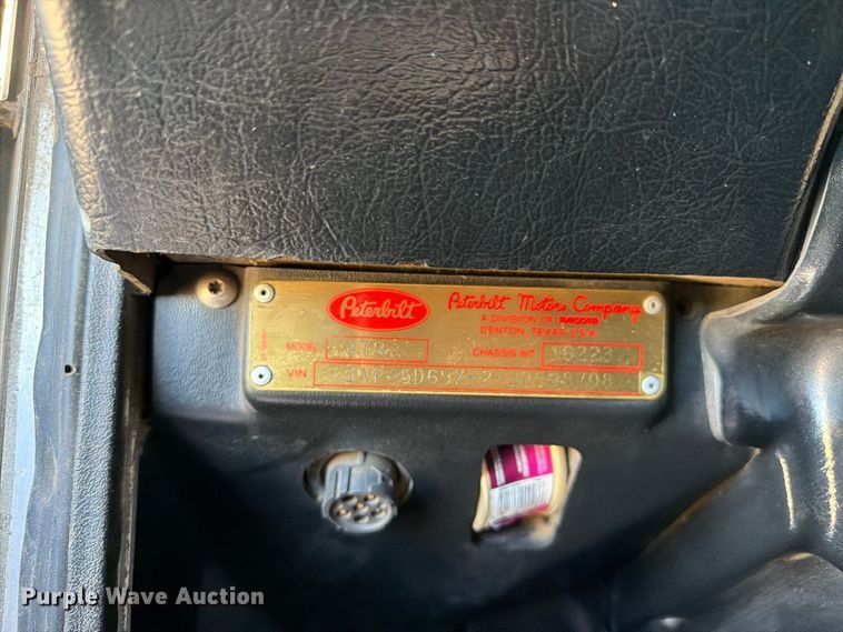 image for item FI2052 2003 Peterbilt 379 car carrier truck